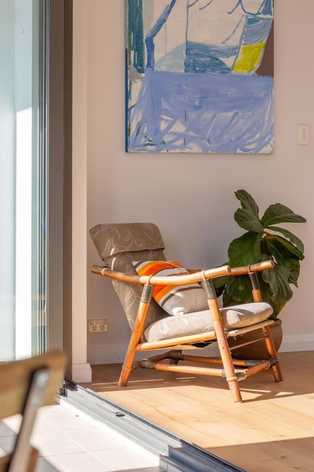 Apartment 'artsy Sanctuary' Inner-city Vibrance & Urban Views *