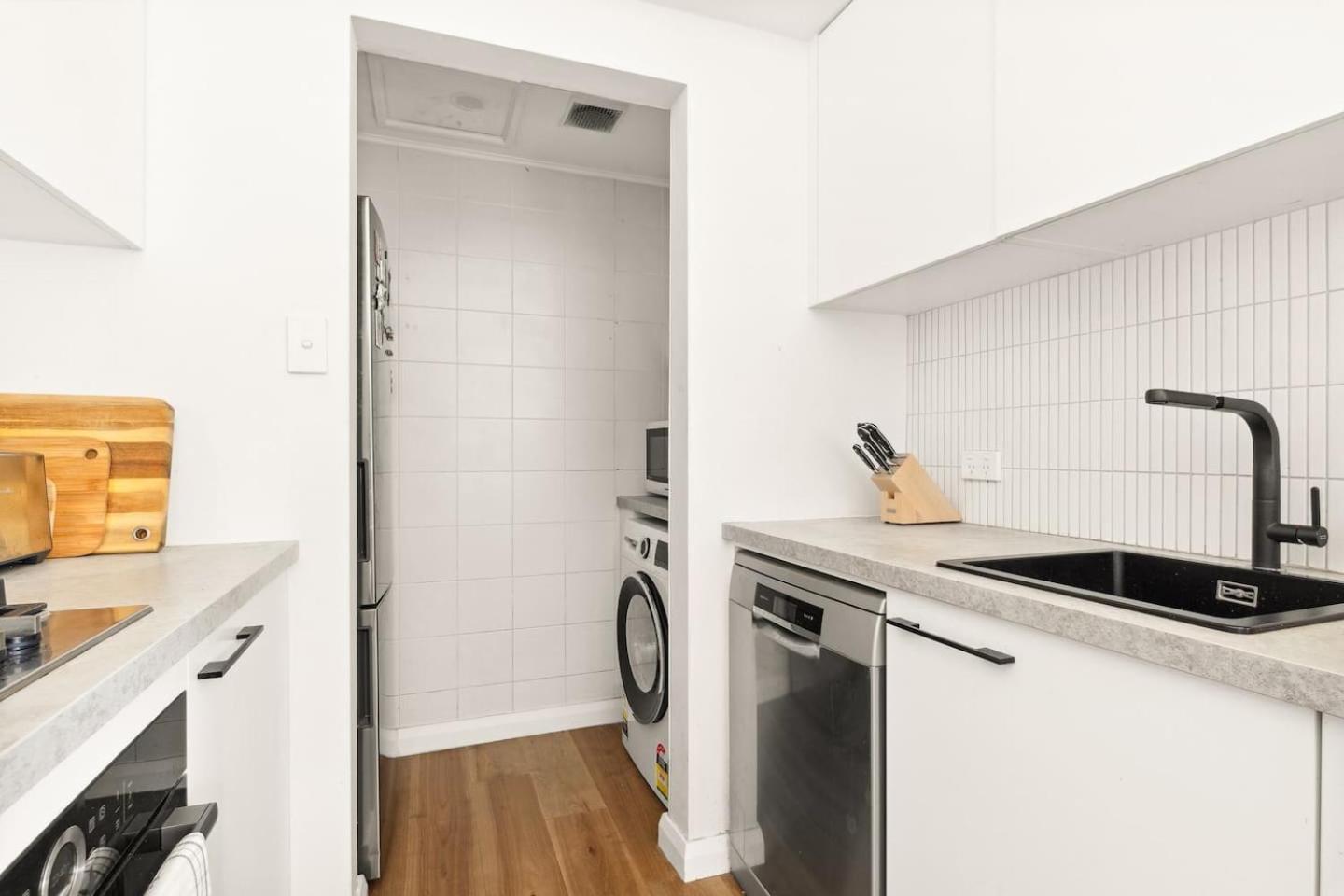 'artsy Sanctuary' Inner-city Vibrance & Urban Views Apartment