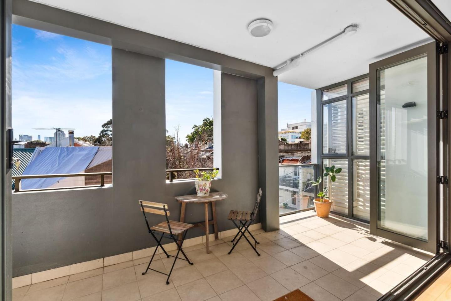 Apartment 'artsy Sanctuary' Inner-city Vibrance & Urban Views Sydney