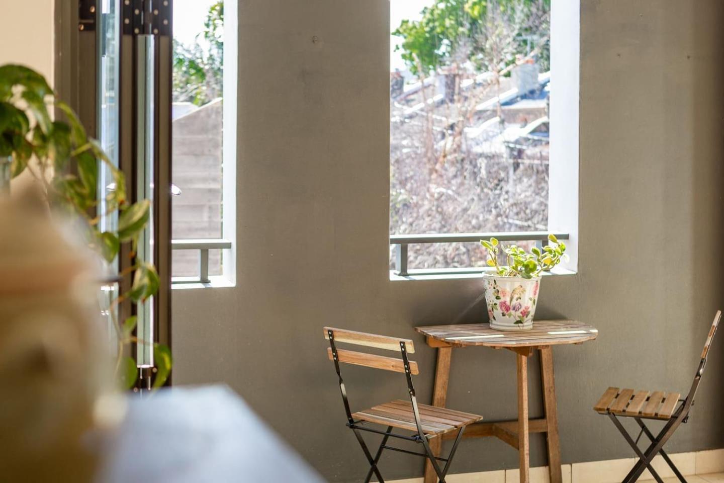 'artsy Sanctuary' Inner-city Vibrance & Urban Views *