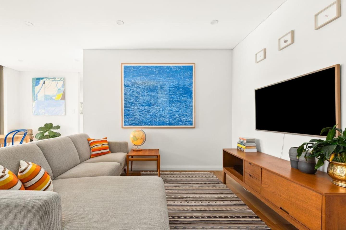 Apartment 'artsy Sanctuary' Inner-city Vibrance & Urban Views Sydney