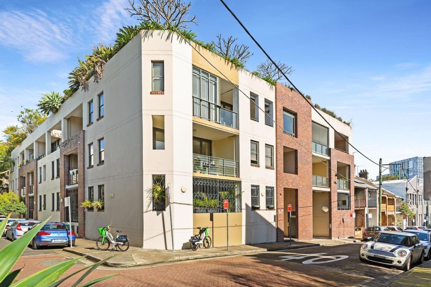 'artsy Sanctuary' Inner-city Vibrance & Urban Views Apartment